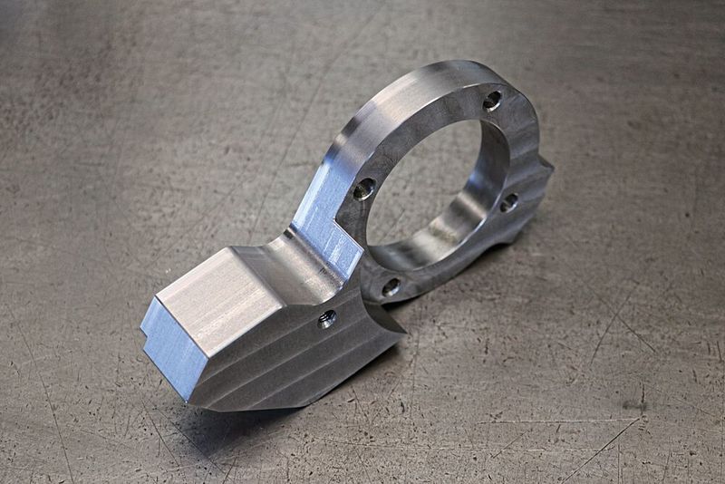 Dieses bespielhafte Bauteil wurde auf der automatisierten Makino PS105 mit pL-Drehtisch komplett bearbeitet. (Bild: pL Lehmann)