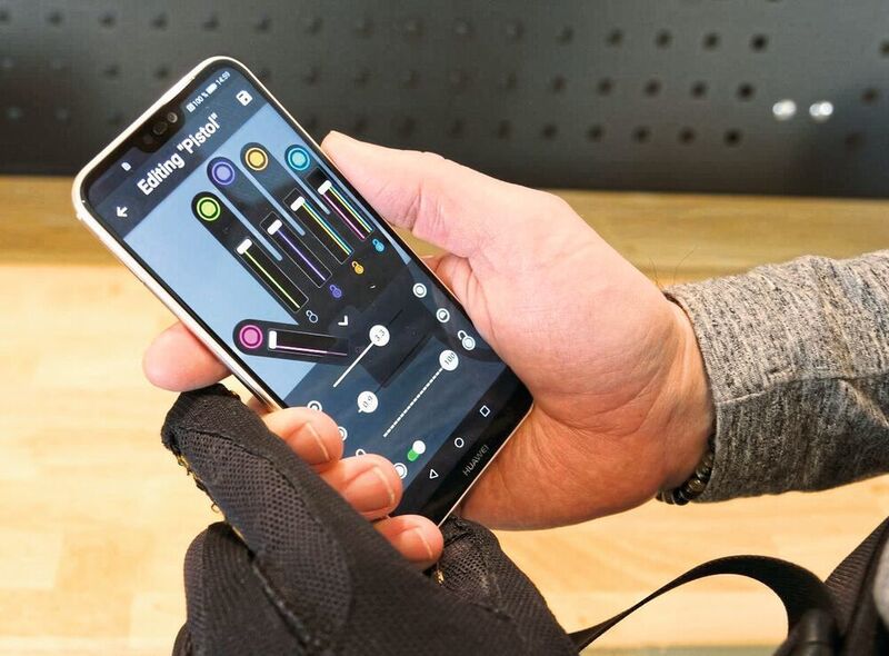 Variabel und flexibel: Über eine App lassen sich unterschiedliche Kraft- und Bewegungsprofile des Robotik-Handschuhs programmieren.  (Eichenberger AG)