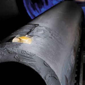 Auf einem Stahlrohr aufgebrachter Ultraschallwandler zur Zustandsüberwachung an 600 °C heißen Rohrleitungen