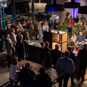 Volles Haus: Mitarbeiter und 200 geladene Gäste waren zum Eröffnungsabend gekommen.(Bild:  Matthias Trupp)