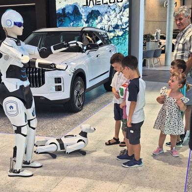 Zahlreiche Interessenten schauten sich nicht nur die Modelle der neuen Doppelmarke bei Levy in Köln an, sondern waren auch durchaus neugierig, wie sich der humanoide Roboter im Händlerbetrieb verhält. In diesem Fall wurde die Maschine von einem speziellen Betreuer begleitet, da die Showroom-Aufgabe tatsächlich ein neues Aktionsfeld darstellt. (Bild: Levy-Gruppe)