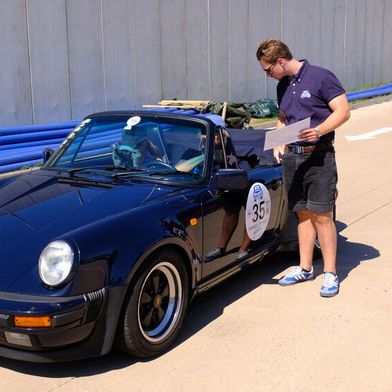Porsche 911, Bj 1986: Gabriele und Joachim Amrhein werden in die Slalomstrecke eingewiesen. (Bild: Holger Zietz - VCG)