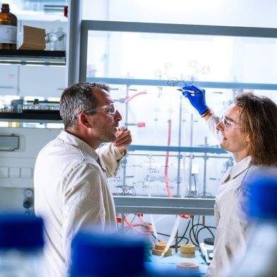 Die ISTA-Wissenschaftler Bartholomäus Pieber (l.) und Aleksander Bena diskutieren die molekularen Designs neuer Katalysatoren. (Bild: ISTA)