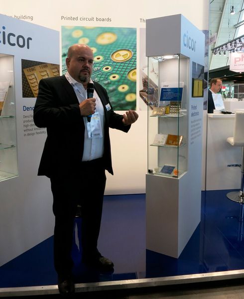Am Stand der Cicor Gruppe konnten die Teilnehmer zum Thema gedruckte Elektronik erfahren, wie die eingesetzte Drucktechnologie es ermöglicht, miniaturisierte Strukturen mit einer Vielzahl von metallischen, nichtmetallischen sowie organischen und biokompatiblen Materialien auf einer breiten Palette von Trägermaterialien zu drucken. (Engelke/Devicemed)