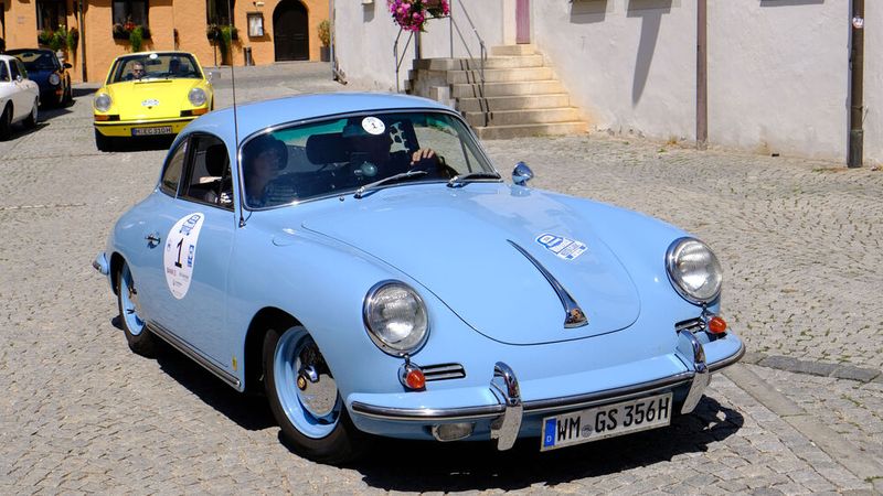 Der Porsche 356 B, Bj 1962, mit Günther und Andreas Schwanitz. (Bild: Holger Zietz - VCG)