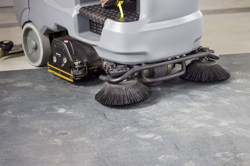 Die B 150 R Advanced kann mit wenigen Handgriffen sowohl mit Walzen- als auch mit Scheibenbürsten ausgestattet werden. (Bild: Kärcher)
