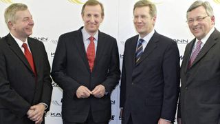 Freuen sich über die Kooperation von EWE und Karmann (von links): EWE-Vorstand Michael Wagener, Karmann-Geschäftsführer Peter Harbig, Niedersachsens Ministerpräsident Christian Wulff und EWE-Vorstandsvorsitzender Dr. Werner Brinker (Archiv: Vogel Business Media)