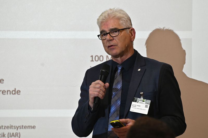 Prof. Dr.-Ing. Jürgen Beyerer, Institutsleiter des Fraunhofer IOSB und Inhaber des Lehrstuhls Interaktive Echtzeitsysteme (IES) an der Fakultät für Informatik des Karlsruher Instituts für Technologie (KIT). (Bild: Stefanie Michel)
