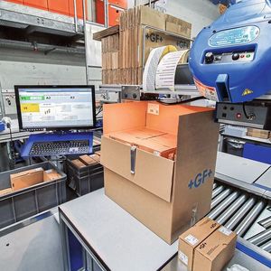 Die Unitechnik-Software „UniWare“ verwaltet unter anderem die Kartonförderanlage des Distributionszentrums.(Bild:  Georg Fischer)