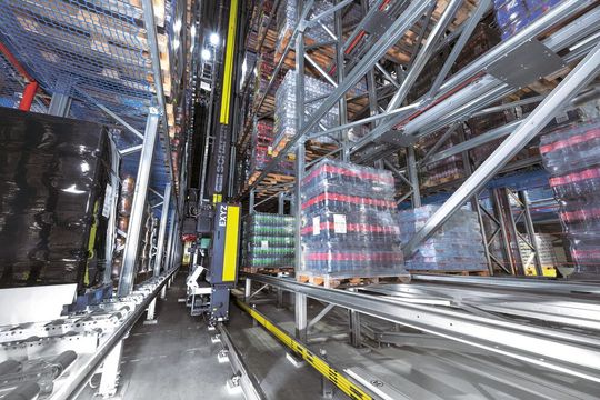 Das Logistikzentrum von Edeka am Standort Gochsheim (Bayern) wurde um ein 28 Meter hohes, viergassiges HRL mit mehr als 10.000 Palettenstellplätzen erweitert, die von vier RBG des Typs SSI Exyz bedient werden. Das Logistikzentrum von Edeka am Standort Gochsheim (Bayern) wurde um ein 28 Meter hohes, viergassiges HRL mit mehr als 10.000 Palettenstellplätzen erweitert, die von vier RBG des Typs SSI Exyz bedient werden.