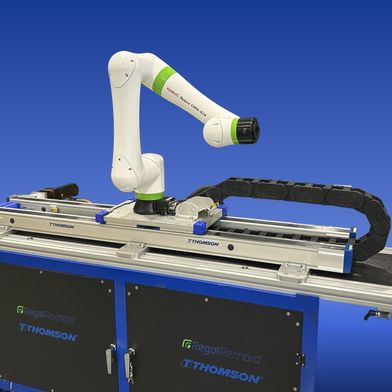 Die Thomson-CTU ist nun als externe Achse für die Integration in die Cobot-Plattform von Fanuc zugelassen. Systemintegratoren können das integrierte System direkt in der Fanuc-Entwicklungsumgebung konfigurieren.  (Bild: Regal Rexnord / VCG)