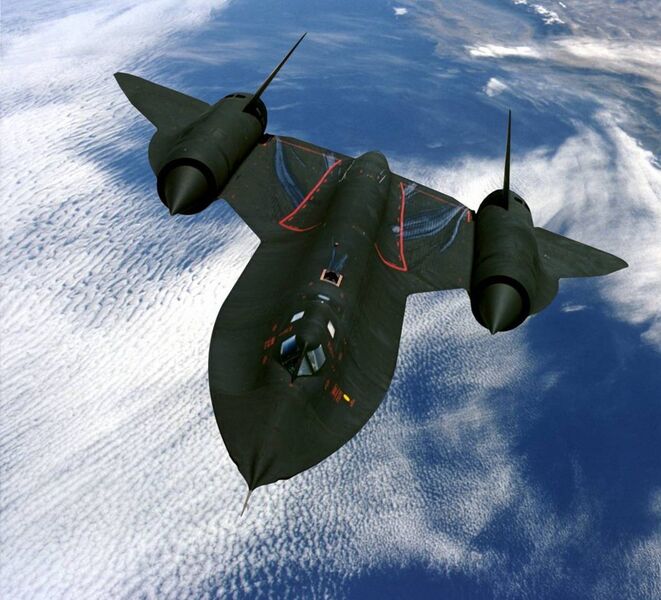 Le légendaire oiseau noir, qui en réalité ne l'est pas, car sa couleur est bleu très foncé. Le SR-71 Blackbird est l'avion de tous les records, sa vitesse maximale est toujours tenue secrète malgré sa mise à la retraite depuis bientôt 20 ans. 32 exemplaires ont été construits et il vola jusqu'en 1998. Les marques de coulures visibles sur l'extrados de l'avion sont des fuites de carburant, en effet les réservoirs n'étaient étanches qu'une fois l'avion 