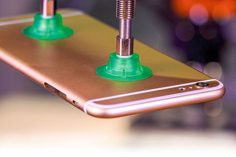 Vakuum-Sauggreifer aus Elastodur sind verschleiss- und abriebfest, unempfindlich gegen Staub und bieten optimalen Halt bei hochdynamischen Handhabungsprozessen.  (Schmalz)