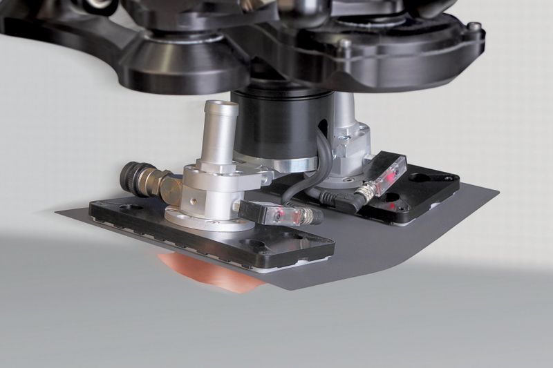 Spezialgreifer STGG für schnelles und präzises Pick & Place von dünnen Elektroden und Separatoren. (Bild: J. Schmalz GmbH)