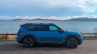 Mit einem Radstand von 3,1 Metern bietet der Van im SUV-Kleid ein enormes Platzangebot. (Bild: Rosenow – VCG)