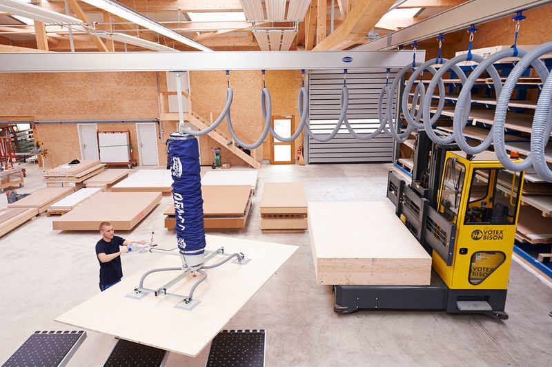 Die Aluminium-Krananlage mit großzügigem Arbeitsbereich sorgt für die nötige Flexibilität und Leichtgängigkeit. (Bild: J. Schmalz)