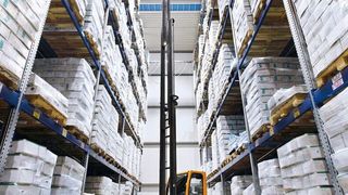 Die Stückgutpaletten werden im neuen Tiefkühllager bis zu einer Höhe von 12 m mit dem Schubmaststapler FM X-20 ein- und ausgelagert. (Bild: Gerd Knehr)