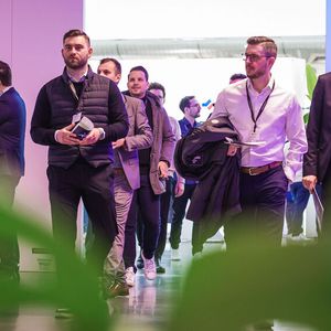 Los geht's: Die Besucher strömen ins Plenum.(Bild:  Stefan Bausewein)