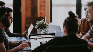 Zufrieden mit der Arbeit: 81 Prozent der Angestellten in Deutschland sind (sehr) glücklich, in den USA sind es allerdings ganze 93 Prozent. (gemeinfrei)