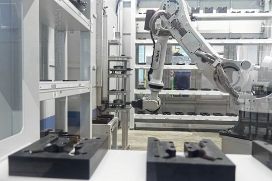 Herzstück der Automation ist eine Roboterzelle mit einem Fanuc-Roboter, der unterschiedliche Bauteilgrössen problemlos handeln kann – von kleinen Elektroden bis hin zu grossen Formplatten.(Bild:  Fehlmann)