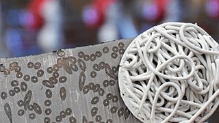 Bild 1: Keramische Makrostruktur (links) und mit TRIP-Stahl infiltrierte Hohlspaghetti-Struktur (rechts). (Bild: TU Freiberg)