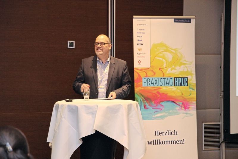 LP-Chefredakteur Marc Platthaus begrüßte die fast 120 Teilnehmer des Praxistages HPLC im Eurostars Hotel in Berlin. (LABORPRAXIS/Ottleben)