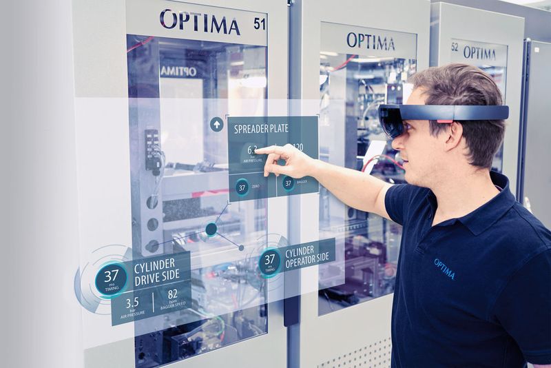 Vrtuelle Realität statt Bedienfeld - was heute noch wie Science-Fiction wirkt, soll morgen Einzug in der Produktion halten: Optima bringt zur Interpack mit Lösungen wie der  Inova VFVM 18000 (kleines Bild) nicht nur den Baukasten für die Pharma­branche, sondern auch flexible  Bedienkonzepte. (Optima)