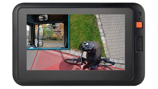 Auf einem Display erkennen Fahrerinnen und Fahrer Radfahrende im „toten Winkel“. Die Sichtverhältnisse „auf dem Bock“ werden so deutlich besser. (Astrata)