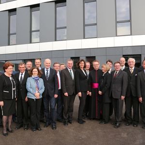 Bei der Einweihungsfeier des TGZ, v.l.n.r.: MdL Oliver Jörg, Rolf Lauer (Hauptgeschäftsführer der Handwerkskammer für Unterfranken), Dr. Uwe Klug (Kanzler der Universität Würzburg), Landtagspräsidentin Barbara Stamm, Otto Kirchner (Präsident der IHK Würzburg-Schweinfurt), Prof. Dr. Klaus Schilling (Vorstandsvorsitzender des Zentrums für Telematik e.V.), MdL Kerstin Celina, Prof. Dr. Ralf Jahn (Hauptgeschäftsführer der IHK Würzburg-Schweinfurt), Landrat Eberhard Nuß, MdL Manfred Ländner, MdL Georg Rosenthal, MdB Paul Lehrieder, Wirtschaftsministerin Ilse Aigner, Dr. Alexander Zöller (Geschäftsführer des TGZ Würzburg), Domdekan Prälat Günter Putz, evangelisch-lutherische Dekanin Dr. Edda Weise, MdL Sandro Kirchner, Staatssekretär Gerhard Eck, Prof. Dr. Robert Grebner (Präsident der Hochschule für angewandte Wissenschaften Würzburg-Schweinfurt FHWS), Dr. Paul Beinhofer (Regierungspräsident von Unterfranken), Prof. Dr. Phuoc Tran-Gia (Vizepräsident der Universität Würzburg), Prof. Dr. Gerhard Sextl (Leiter Fraunhofer-Institut für Silicatforschung ISC), Oberbürgermeister Christian Schuchardt