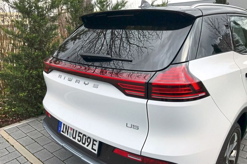 Ein modisches Acessoire des U5 ist das durchgehende Rücklicht-Band, das man derzeit auch von anderen neuen Modellen, etwa der Marke Seat, kennt. (Bild: Grimm/»kfz-betrieb«)