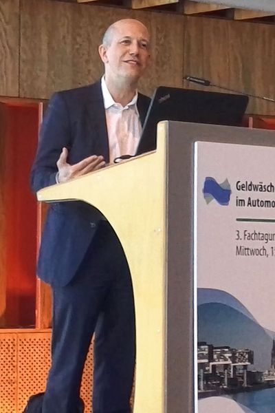 Stefan Wieland, Geldwäschebeauftragter der Opel Bank, zeigte zahlreiche Beispiele aus seinem Alltag auf, bei denen der Verdacht auf Geldwäsche bestand. (Baeuchle/»kfz-betrieb«)