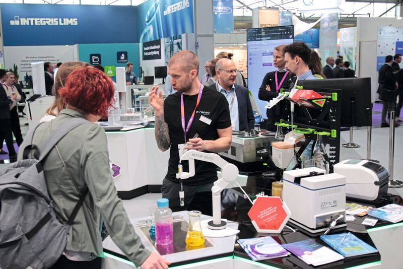 Die Sonderschau Digitalisierung war mit den sechseckigen Laborwaben von I-Hex ausgestattet. Darin lassen sich Analysegeräte integrieren und – was der besondere Vorteil dieser Labormöbel ist – stets neu zusammenstellen. Denn die Waben können wie Legosteine neu zusammengesetzt werden, wobei Strom und Medienversorgung nach dem Einrasten von zwei Waben direkt angeschlossen sind. (Bild: VCG – C. Lüttmann)