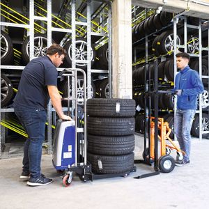 Vom Catcher wird der Stapel auf die Gabel des sogenannten Übergebers gesetzt. (Bild:  Scholz)