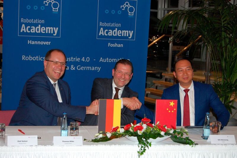 (v.l.): Die Geschäftsführung der Deutsche Messe Technology Academy, Olaf Katzer und Thomas Rilke bei der Vertragsunterzeichnung mit Shi Weixiong. (Deutsche Messe AG)
