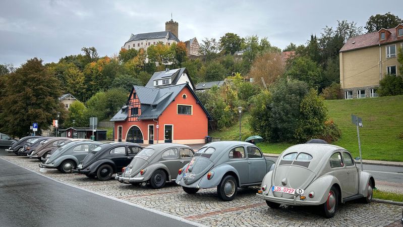 Ein Bild wie aus einer anderen Zeit: Käfer & Co. am Parkplatz des Bahnhofs Scharfenstein. Fahrer und Beifahrer gönnten sich eine Stärkung im Restaurant Lumipöllö Lounge.(Bild:  Peter Diehl)
