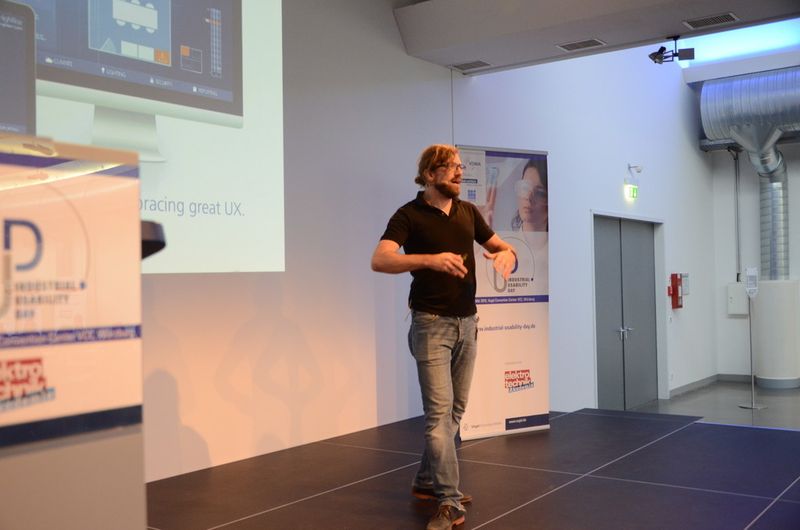Viel Aufmerksamkeit bekam Thomas Immich von Centigrade. Stilsicher kombinieren - HMI Styleguides erfolgreich im Unternehmen etablieren war sein Thema. Immer mehr HMIs warten mit einem individuellen Look & Feel auf: es besteht ein Trend in Richtung Alleinstellung des Bedienkonzeptes. Das Design ist dabei oft an Maschinen,anderen HMIs oder Corporate Identity Vorgaben des entwickelnden Unternehmens ausgerichtet und soll mit diesen harmonieren.Offensichtlich kann es bei der HMI Entwicklung Wettbewerbsvorteile bringen, einen Baukasten zu etablieren, mit dem selbst ein wenig design-affiner Entwickler ästhetischeBildschirmmasken zusammenfügen kann. Dies gilt allerdings nur unter der Voraussetzung, dass die Elemente dieses Baukastens auch bequem anwendbar sind und vom Entwicklerstilsicher miteinander kombiniert werden. Andernfalls droht das genaue Gegenteil: inkonsistent verwendete Elemente führen zum Eindruck des 