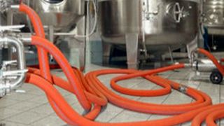 Contitech hat einen Getränkeschlauch entwickelt, der Bier unter hohen Hygienestandards fließen lassen soll.  (Bild: Contitech)