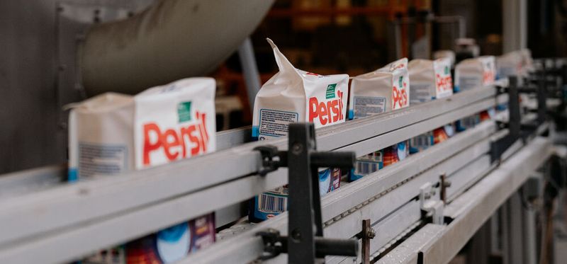 Am Düsseldorfer Hauptsitz produziert das Unternehmen unter anderem Produkte der Marke Persil für den deutschen Markt. (Bild: Schneider Electric)