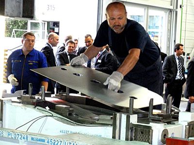 Hautnah dabei, wenn eine Platine in das Werkzeug gelegt wird. (Archiv: Vogel Business Media)