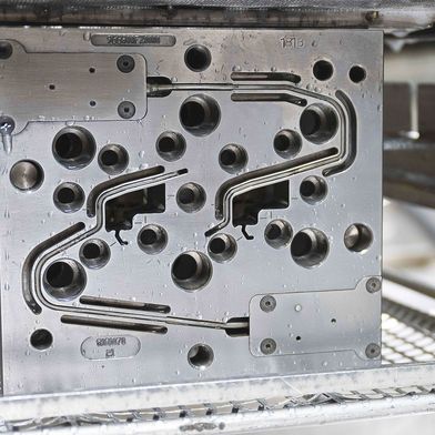 Viele Kunststoffverarbeiter haben ihre Tooling-Kapazitäten inzwischen zurückgefahren. Beim Profilhersteller SLS gehört der hauseigene Werkzeugbau hingegen nach wie vor fest zur DNA des Unternehmens. (Bild: SLS)
