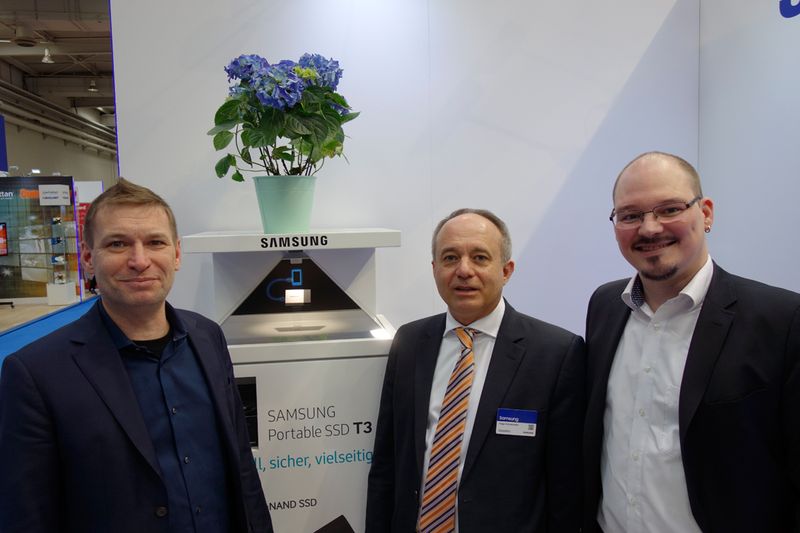 Nichts geht über eine farbenfrohe Blumendeko, die Samsung Storage Jungs (v. l.) Carsten Müller, Drago Schönmeier und Marcel Binder. (Bild: IT-BUSINESS)