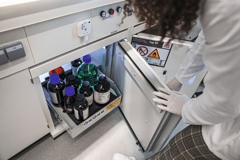 5 Die Lagerung von Lösemitteln in speziell dafür ausgelegten Schränken ist eine Grundvoraussetzung für eine sichere Laborumgebung. (Bild: DÜPERTHAL)
