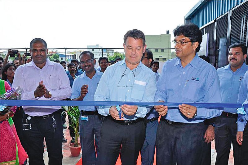 Hans Hagelstein, Mold-Masters vice president and general manager for Europe, Middle East, Africa and India, performed the traditional ribbon-cutting ceremony officially opening the facility. (Source: Milacron)