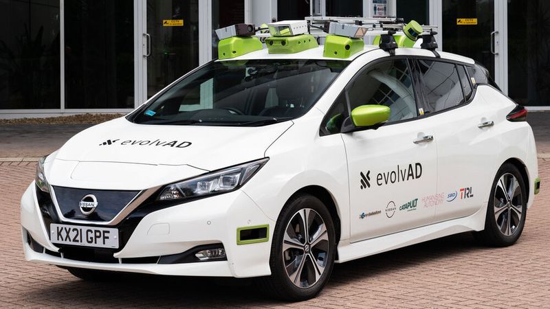 Aufgerüstet: Der Nissan Leaf für das Projekt „Evolv-AD“ steckt bis zum Dach voller Zusatz-Technik.(Bild:  Nissan)