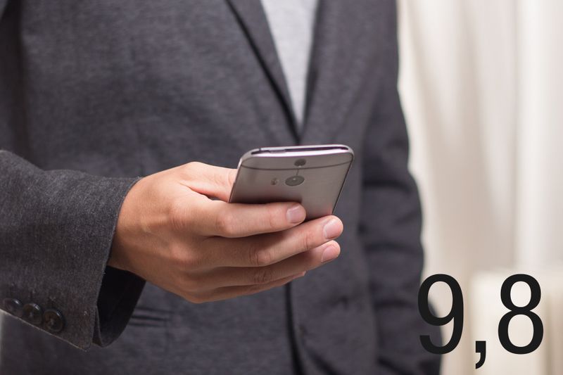 kg betrug das Gewicht des ersten finnischen Mobiltelefons, das eine damals unbekannten Firma namens Nokia 1982 vorstellte. Das kleinste vollwertige Smartphone „Q“ kam 2015 auf den Markt. Es ist 52,4 g leicht. Allerdings soll es nicht so stabil sein, wie der Nokia-Klotz. (Bild: Pixabay unter CC0 Public Domain)