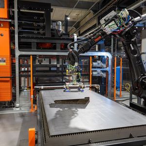 Hier blickt man auf die robotergestützte Mazak Smart Manufacturing Cell, die ebenfalls die Blechverarbeitung am Standort in Großbritannien unterstützt.(Bild:  Mazak)