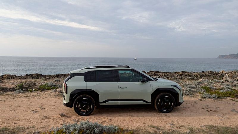 Die bullige SUV-Optik scheint heute alternativlos zu sein, wenn man Verkaufserfolg anstrebt. Insofern haben die Kia-Designer mit dem „Baby-EV 9