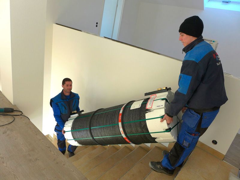 Der Roth Thermotank Quadroline wiegt nur ein Drittel eines herkömmlichen Stahlspeichers. Das freut auch die Vertreter der Gas-Wasser-Heizungs-Innung, denn deshalb ist er relativ leicht zu transportieren und zu installieren. (Roth)