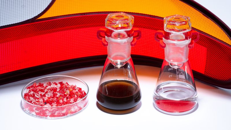 Test mit realen Post-Consumer-Abfällen: Im Pilotmaßstab wurden alte Auto-Rückleuchten aus PMMA bei MyRemono depolymerisiert und am Standort Worms von Röhm zu MMA in Neuwarequalität aufgearbeitet.(Bild:  Röhm)