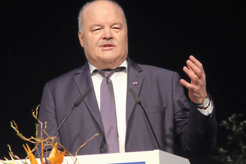 Albert Vetterl, Präsident des Kfz-Gewerbes Bayern, bei der Freisprechfeier der Kfz-Innung München-Oberbayern: „Sie haben gelernt, sich auch von schwierigen Aufgaben nicht abschrecken zu lassen und im Team zu arbeiten.“ (Zietz/»kfz-betrieb«)